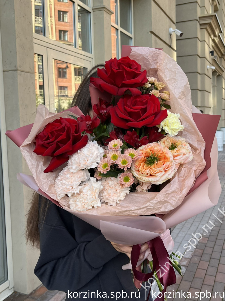 Букет с красной розой, сантини и альстромериями