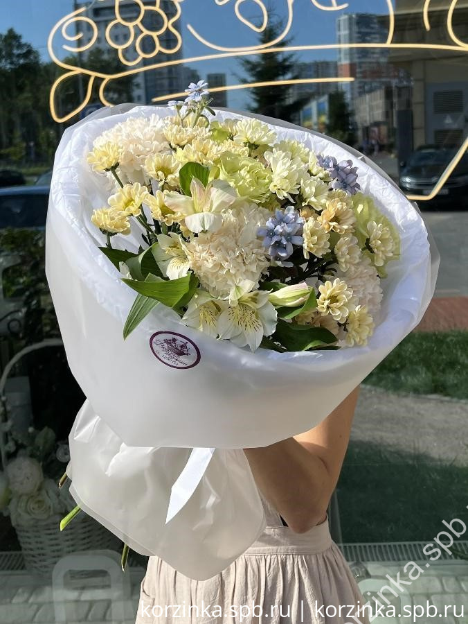 Букет с розами, диантусами, альстромериями и хризантемой