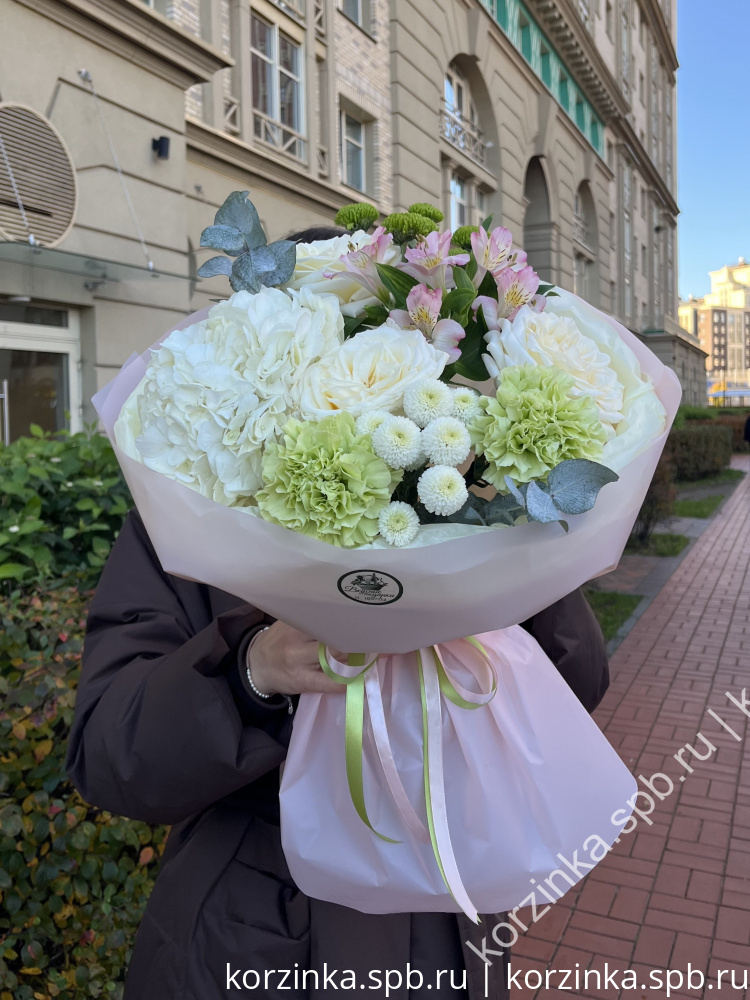Букет с гортензией и пионовидной розой