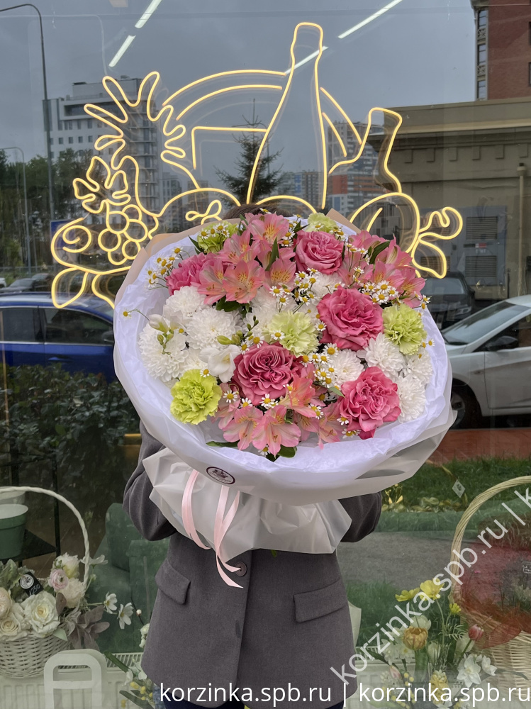 Букет с розами, альстромериями и фрезией