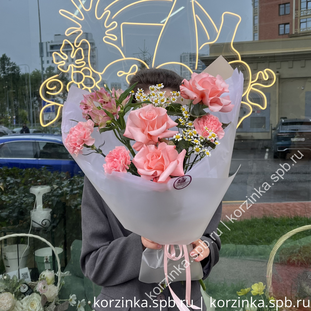 Букет с французскими розами,альстромерией и диантусами