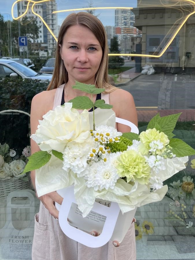 Цветочная композиция в сумочке с французской розой, хризантемой и маттиолой