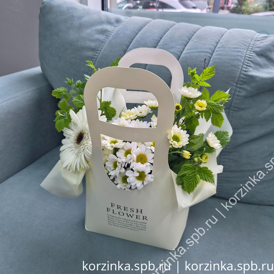Цветочная композиция  в сумочке Ромашки