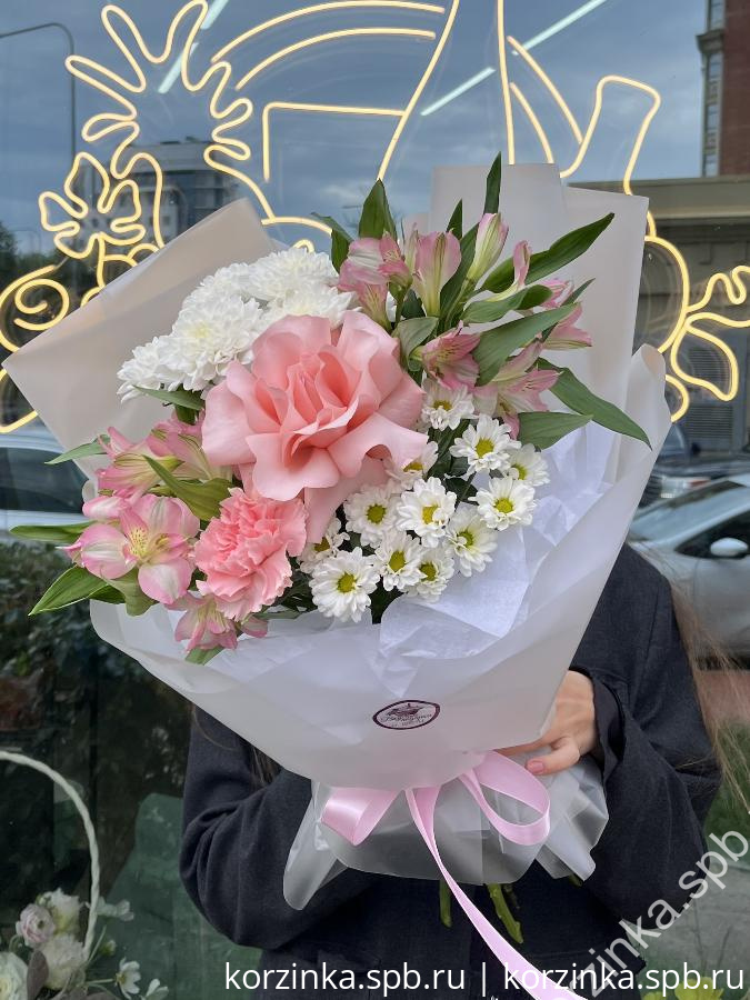 Букет с французской розой, альстромерией и диантусами