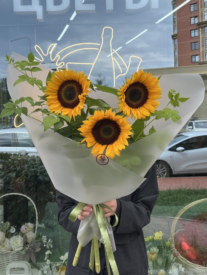 Букет с подсолнухами и малиной