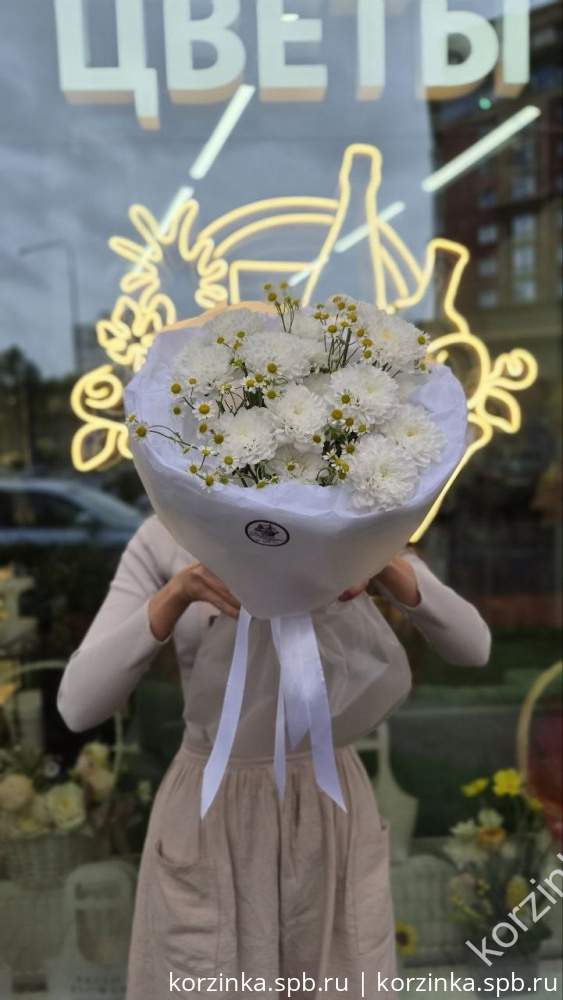 Букет с кустовой хризантемой и матрикарией