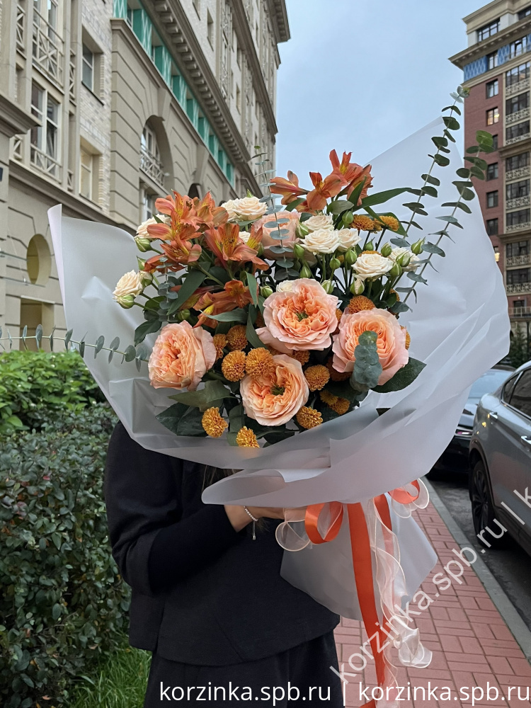 Букет с альстромерией,эвкалиптом и пионовидной розой 