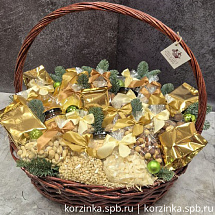 Подарочная корзина Имперская новогодняя с орехами с доставкой по Санкт-Петербургу по низким ценам от Gourmet. Подарочные корзины. 8 (812) 928-67-86