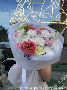 Букет с пионовидной розой, хризантемой и фрезией