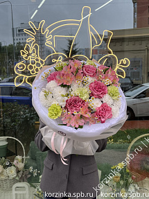 Букет с розами, альстромериями и фрезией