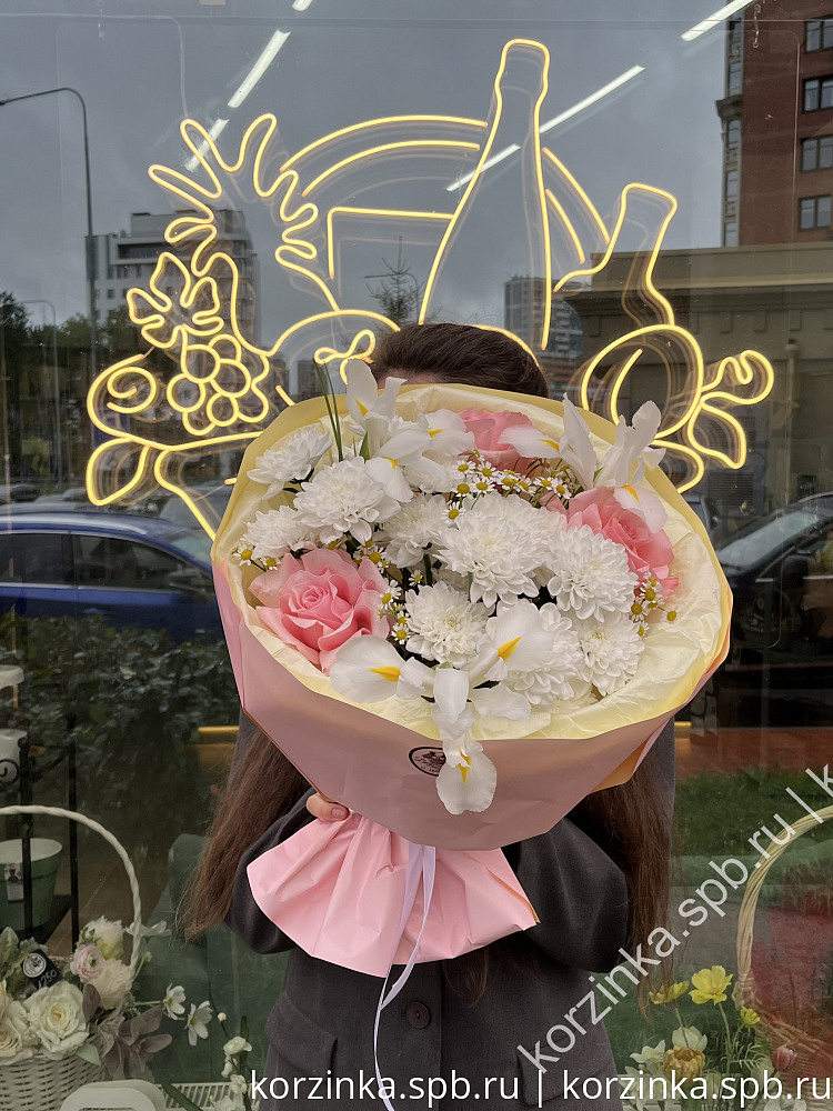 Букет с французскими розами, ирисами и хризантемой