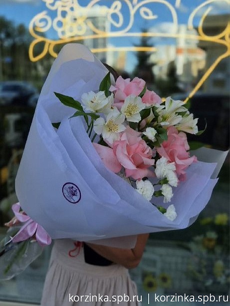 Букет с французскими розами и альстромерией