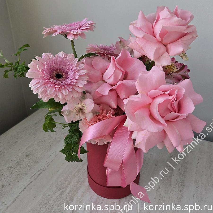 Цветочная композиция в шляпной коробке с французскими розами